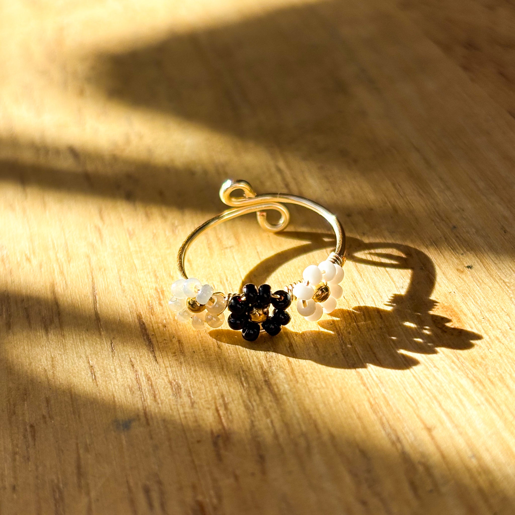 Anillo Flores Blanco y Negro